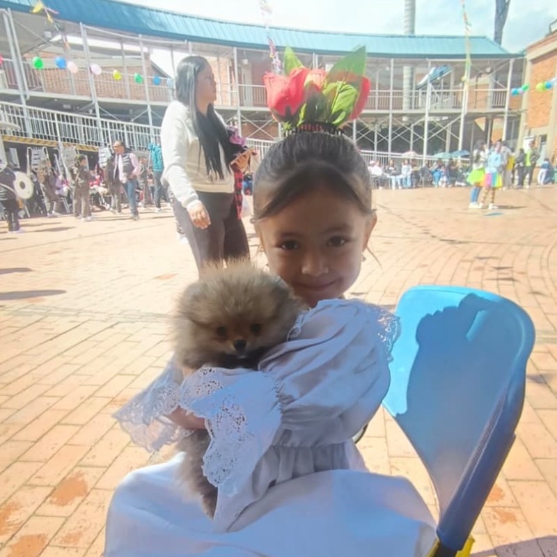 Familia con su cachorro de Cañaveral Pets