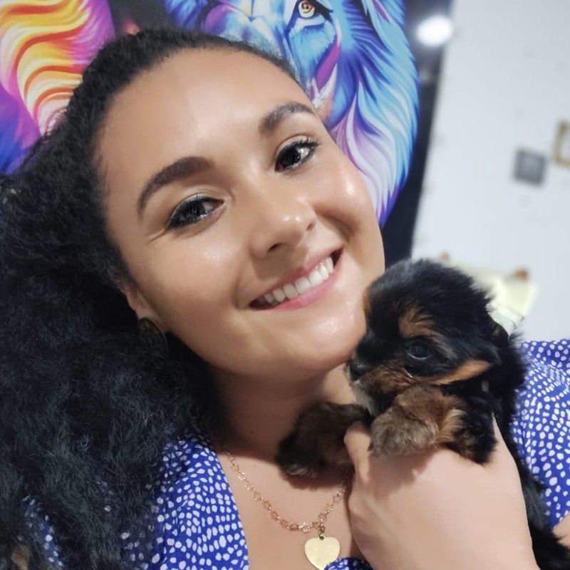 Familia con su cachorro de Cañaveral Pets