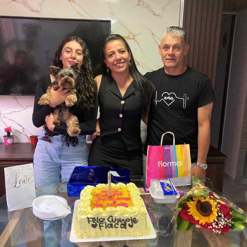 Familia con su cachorro de Cañaveral Pets