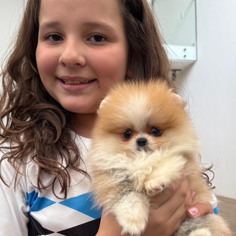 Familia con su cachorro de Cañaveral Pets